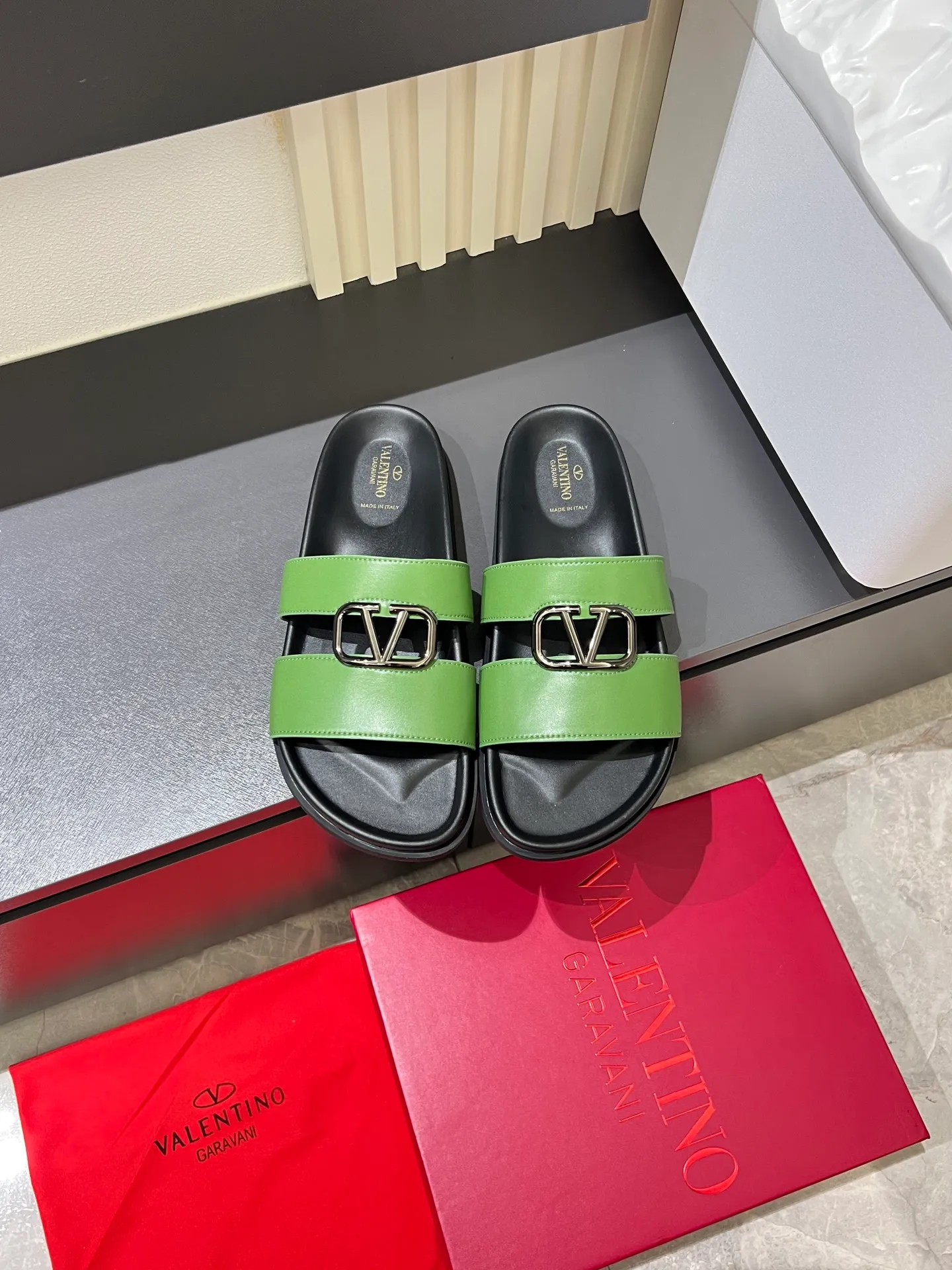 Men's shoes 💰p300 VALENTINO Men's 🧍‍♂️ Spring and summer new style metal logo flat slippers, elegant sandals, the same style worn by celebrities, original molding, imported calfskin. Rubber outsole. Soft and durable, full set of counter packaging size: 39-44 (.45.46 customized)